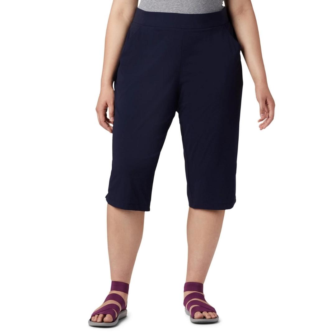 CAPRI COLUMBIA ANYTIME CASUAL POUR FEMME COULEUR BDARK NOCTURNAL PORTÉ PAR UNE FEMME VUE DE LA TAILLE AUX PIEDS