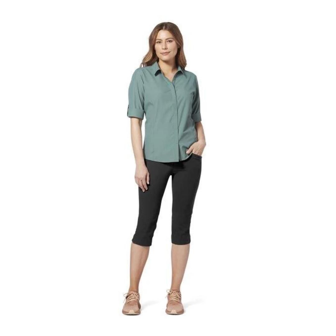 capri royal robbins jammer II pour femme couleur jet black porté par une femme vue de la tête aux pieds avec le capri sous le genou