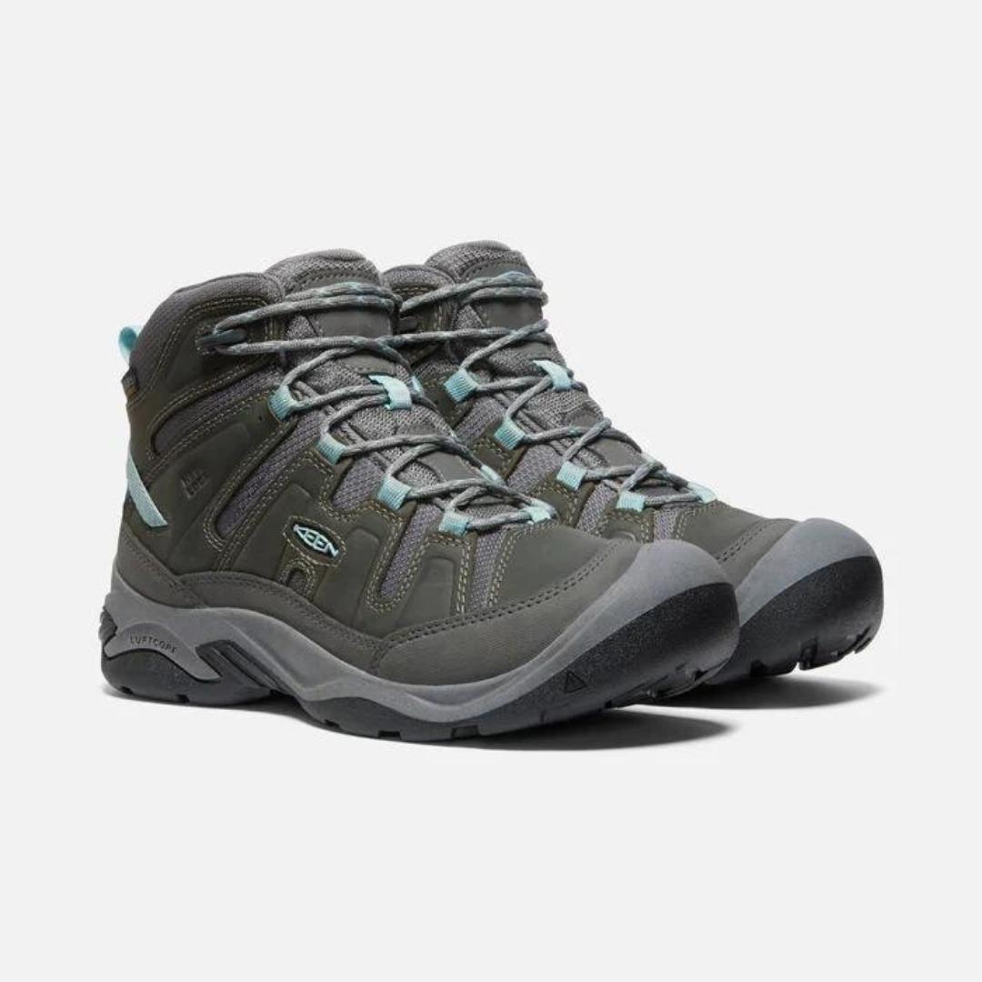 BOTTE DE RANDONNÉE KEEN CIRCADIA MID IMPERMÉABLE POUR FEMME couleur steel grey/cloud vue des deux bottes vues de la droite