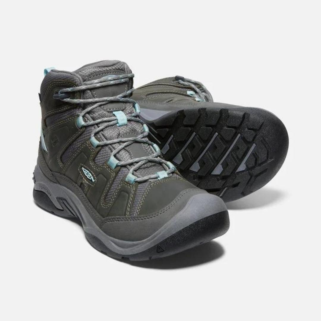 BOTTE DE RANDONNÉE KEEN CIRCADIA MID IMPERMÉABLE POUR FEMME couleur steel grey/cloud vue des deux bottes une de dessus et l'autre semelle d'usure