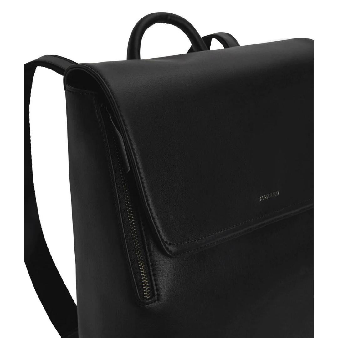 sac à dos matt & nat fabi arbor couleur black vu en gros plan sur le haut gauche du sac