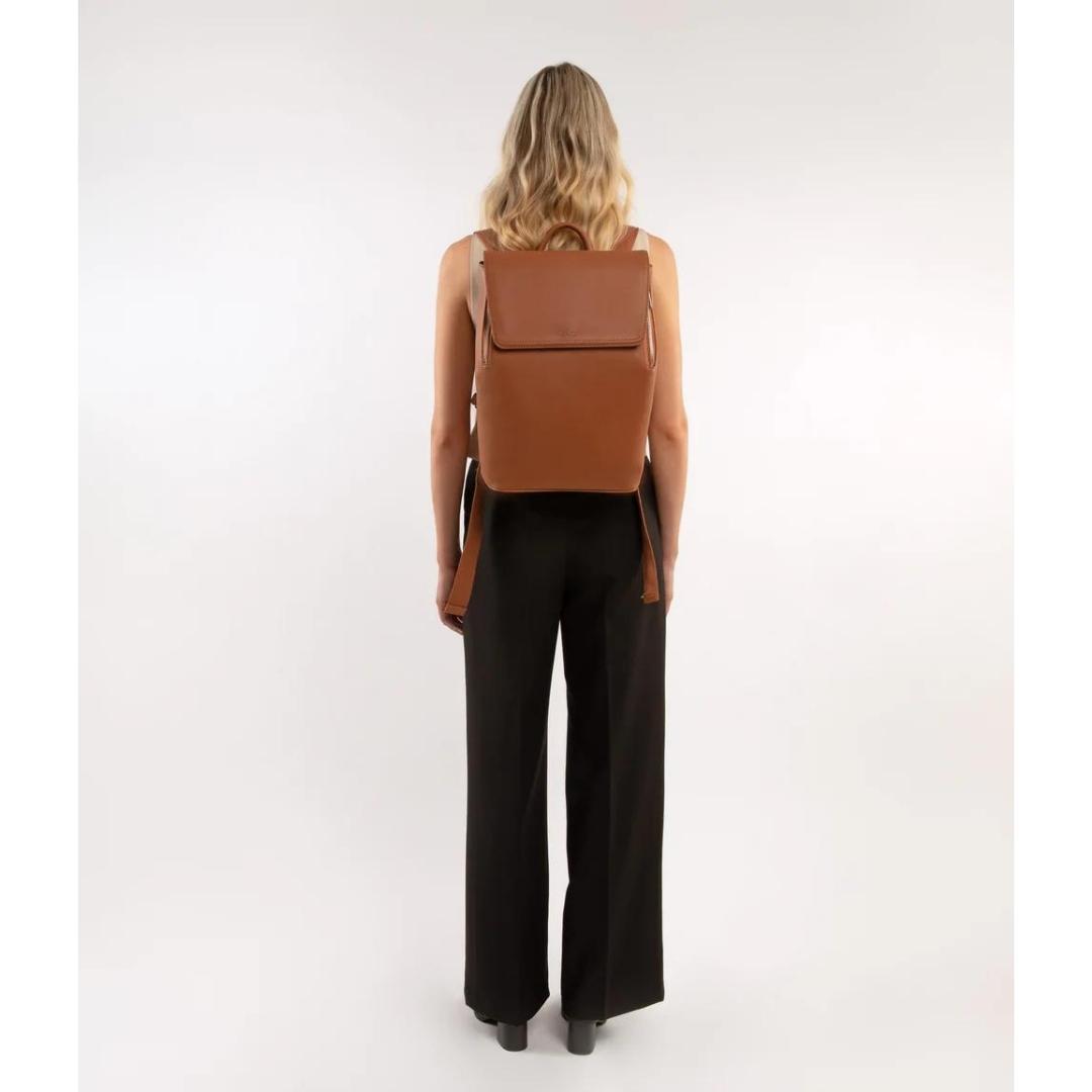 sac à dos matt & nat fabi arbor porté par une femme vue de dos