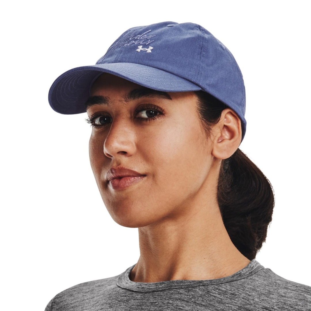 CASQUETTE UNDER ARMOUR UA FAVORITE POUR FEMME couleur 178-DEEP PERIWINKLE/WHITE portée par une femme vue de face casquette bleue avec logo blanc on voit la queue de cheval à l,arrière