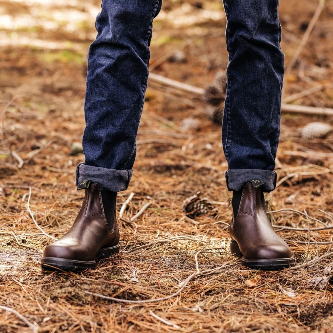 BOTTE URBAINE BLUNDSTONE ORIGINALE VÉGANE UNISEXE couleur brun portée par un homme dehors