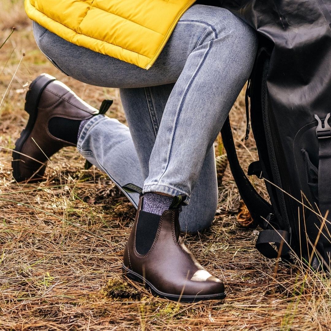 BOTTE URBAINE BLUNDSTONE ORIGINALE VÉGANE UNISEXE couleur brun porté par une femme