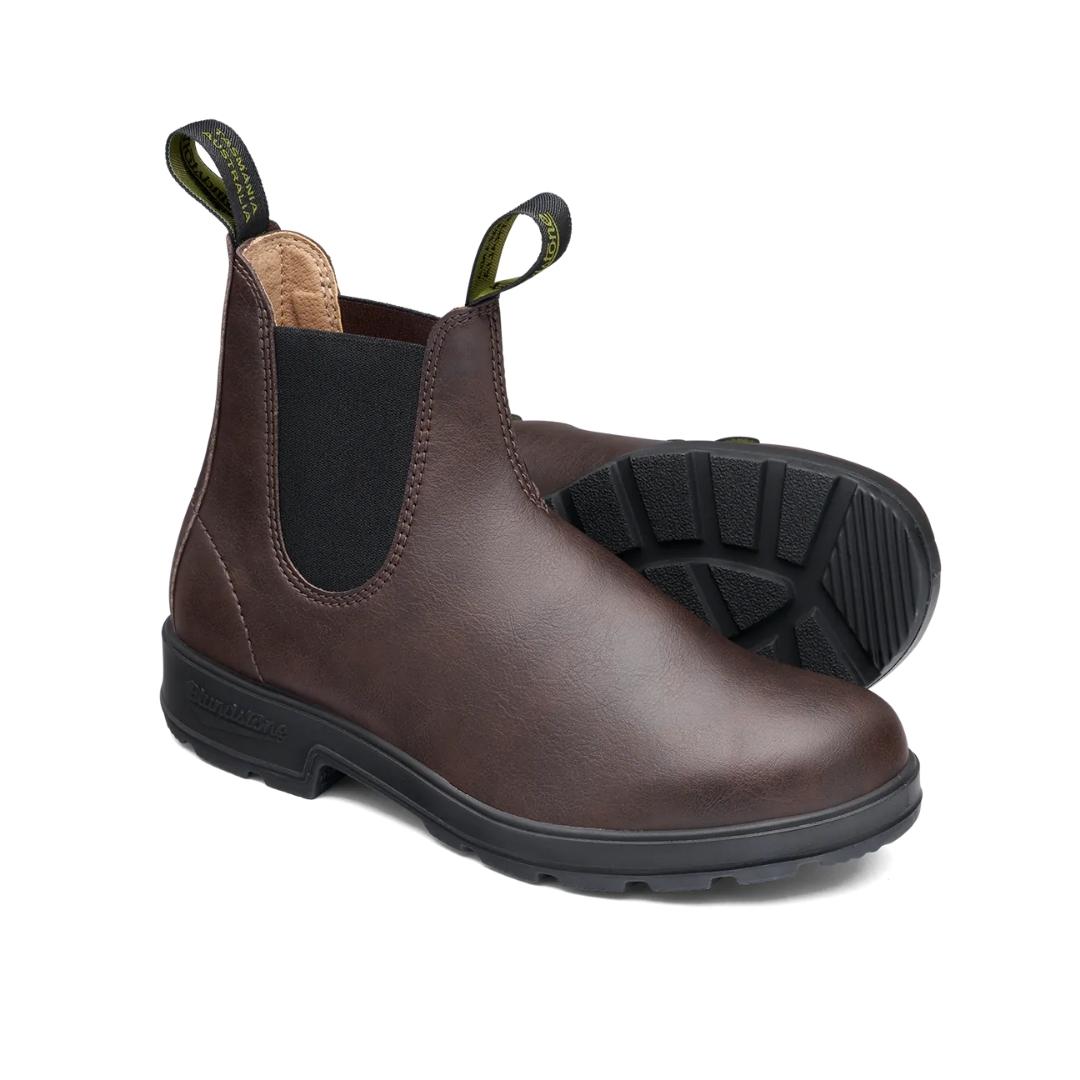 BOTTE URBAINE BLUNDSTONE ORIGINALE VÉGANE UNISEXE couleur brun vue des deux bottes une de profil et l'autre du dessous