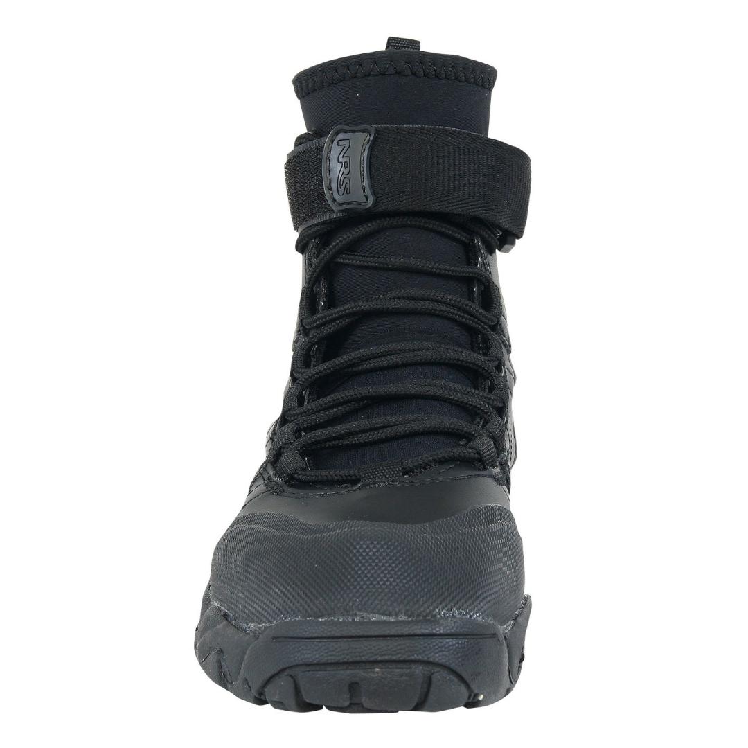 botte en néoprène NRS Workboots couleur noir vue du devnat de la botte droite à lacets