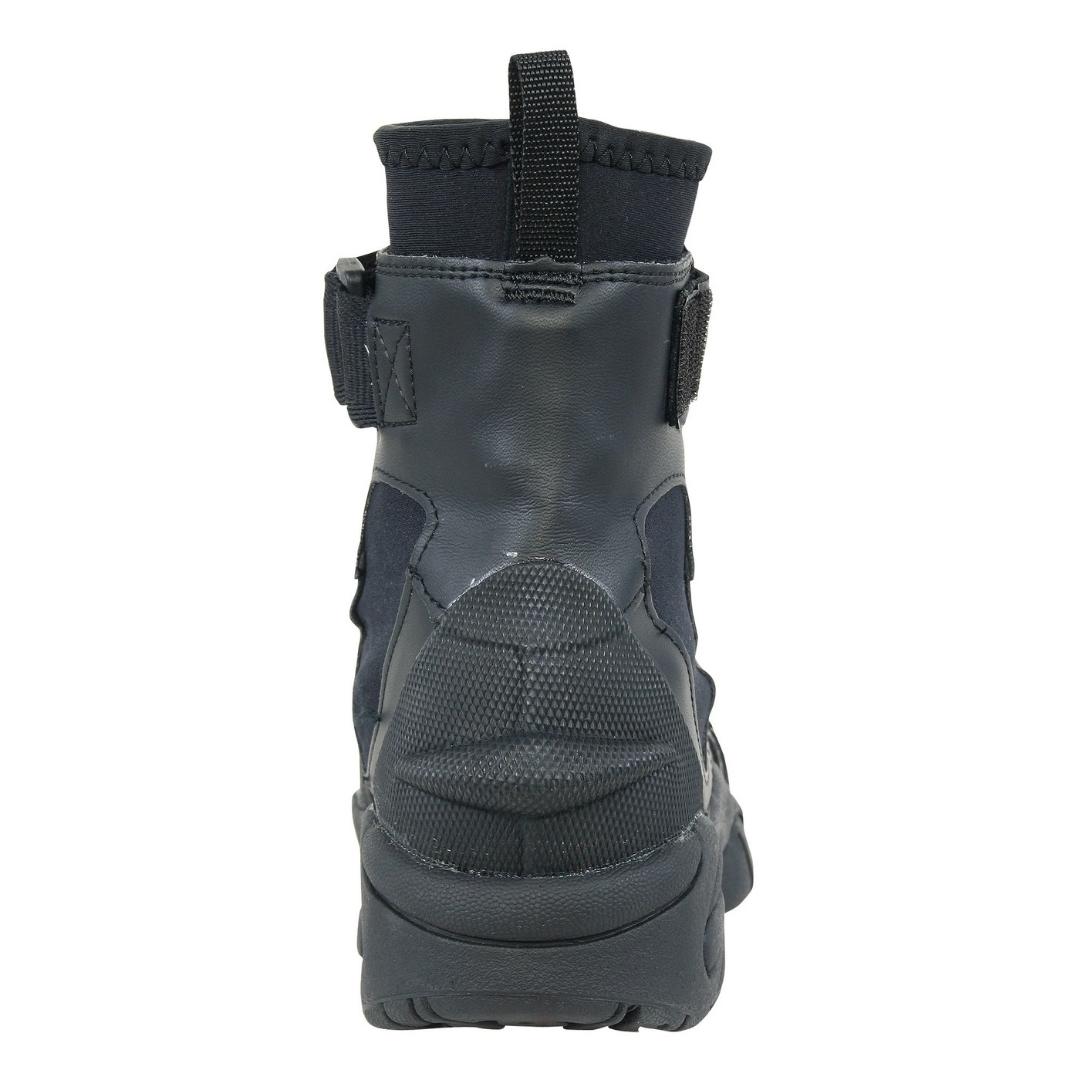 botte en néoprène NRS Workboots couleur noir vue de l'arrière de la botte droite