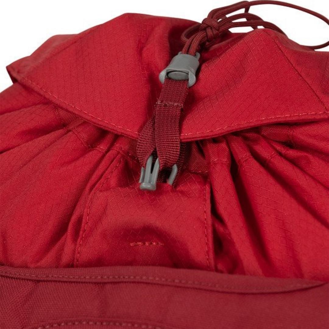 SAC À DOS OSPREY DAYLITE CINTRÉ GROS PLAN SUR LE HAUT DU SAC POUR MONTRÉ L'ACCÈS PAR LE HAUT