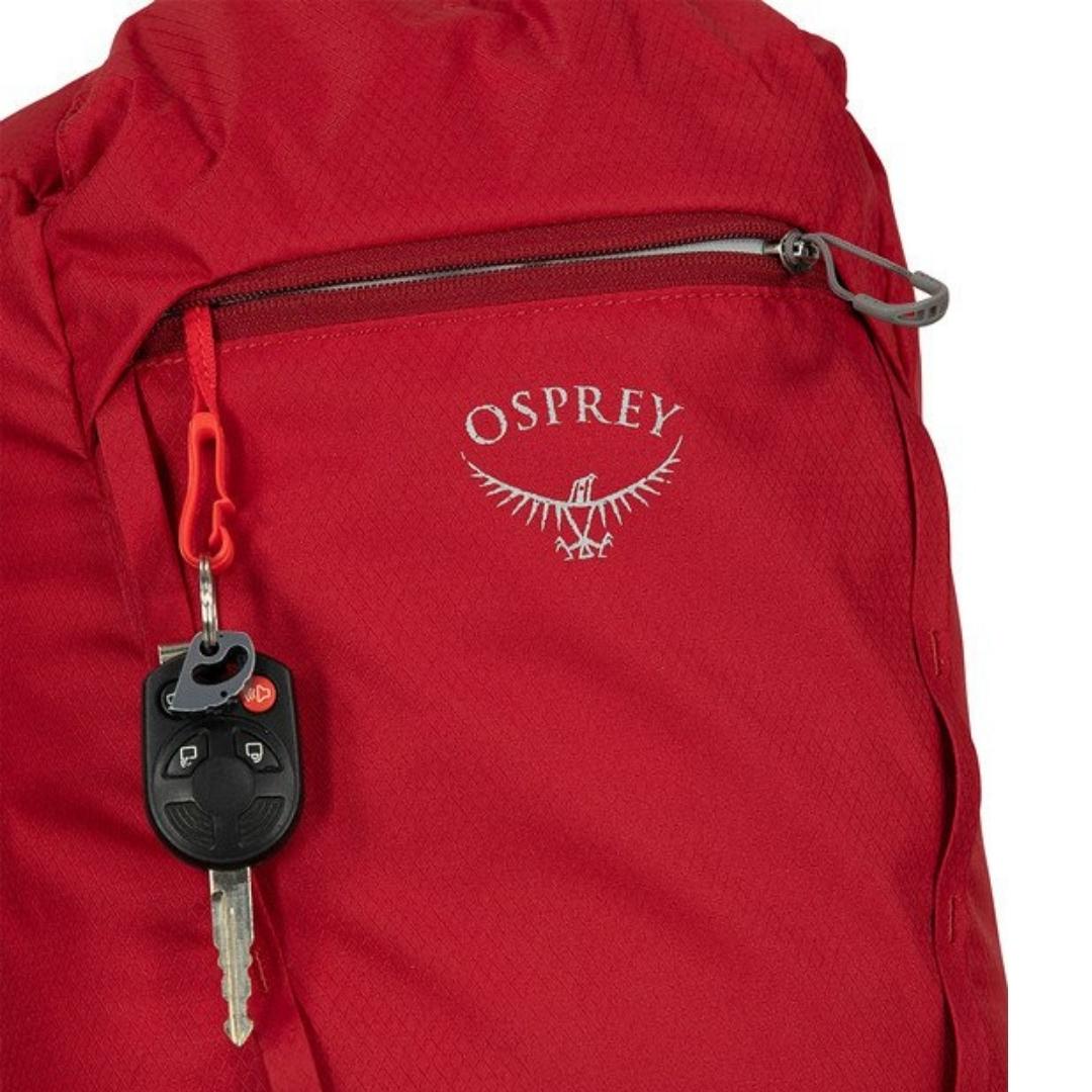 SAC À DOS OSPREY DAYLITE CINTRÉ GROS PLAN SUR LA POCHETTE AVANT À FERMETURE À GLISSIÈRE ET CLIP POUR LES CLÉS