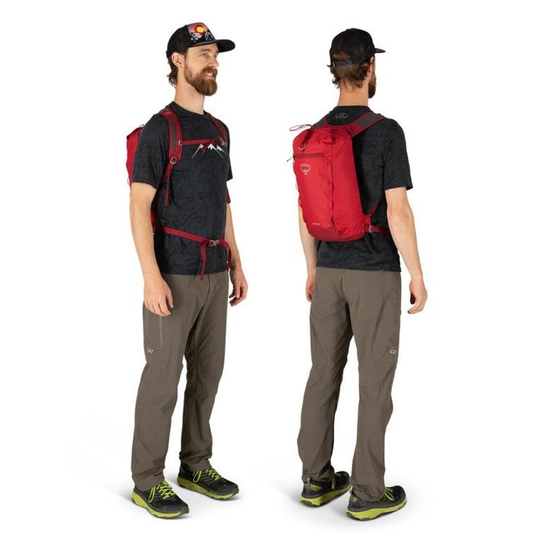 SAC À DOS OSPREY DAYLITE CINTRÉ PORTÉ PAR UN HOMME VUE DE DOS ET DE FACE AVEC LE SAC À DOS ET LES SANGLES ATTACHÉES
