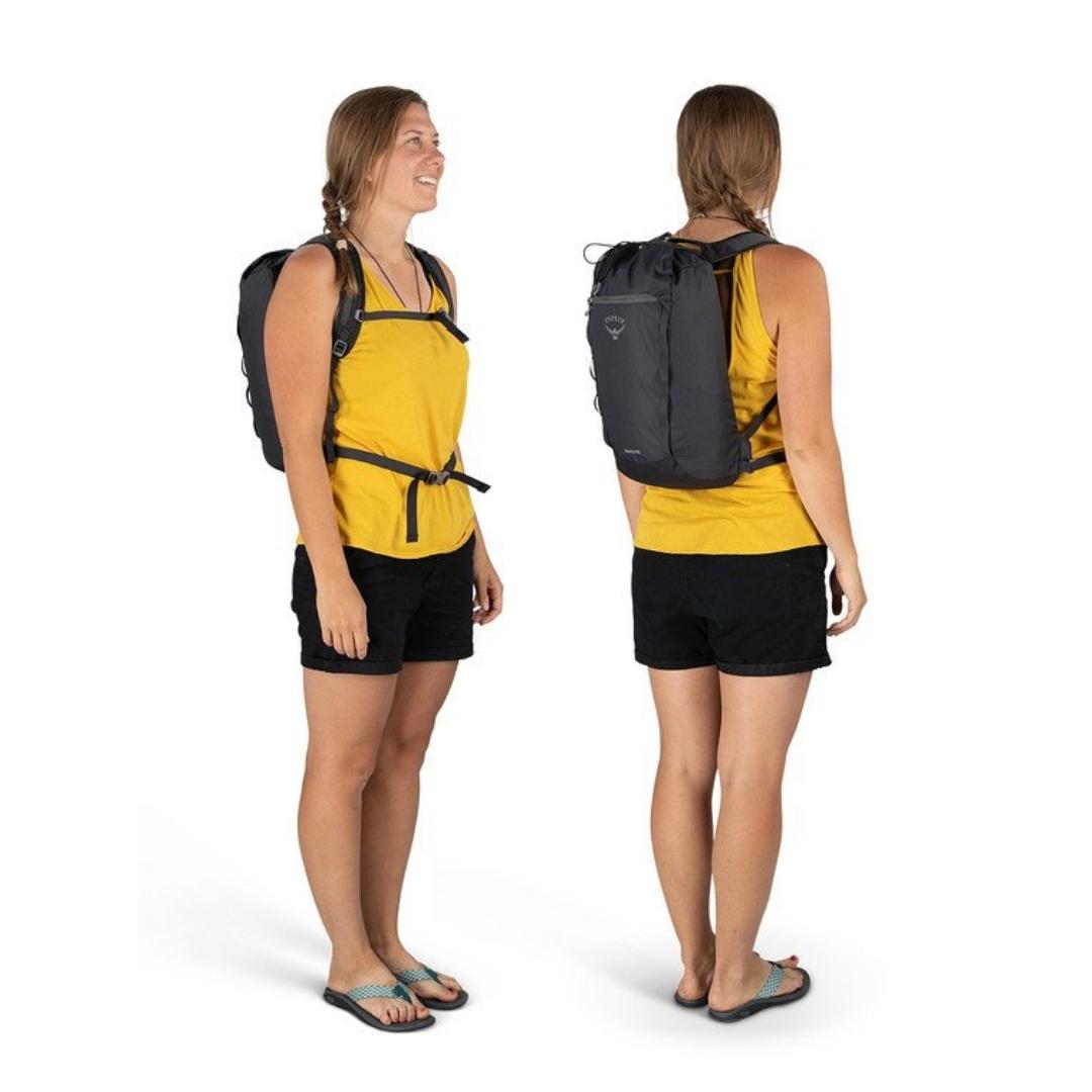 SAC À DOS OSPREY DAYLITE CINTRÉ PORTÉ PAR UNE FEMME VUE DE DOS ET DE FACE AVEC LE SAC À DOS ET SANGLES ATTACHÉES