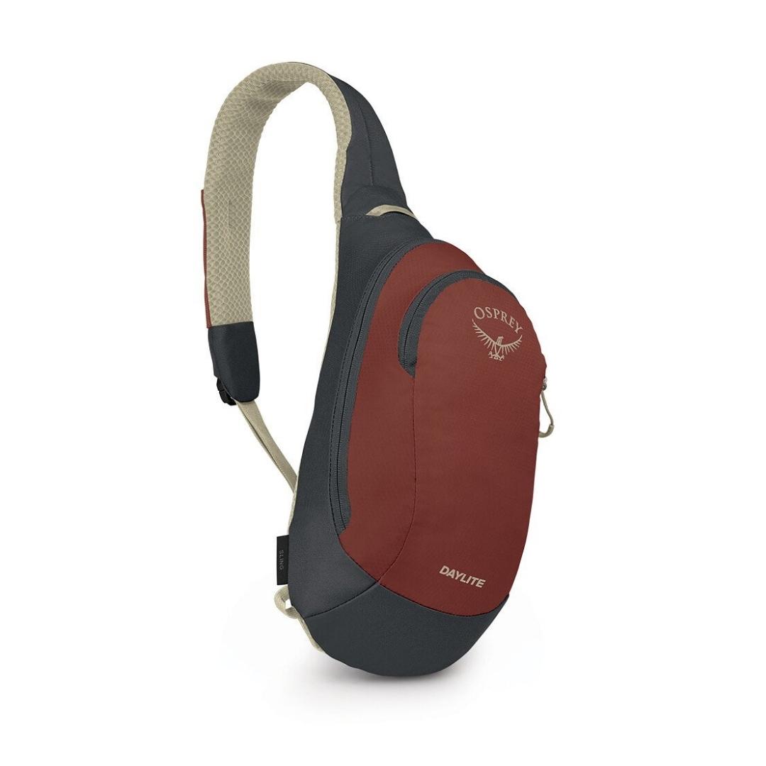 sac à bandoulière osprey daylite sangle couleur ACORN RED TUNNEL VISION GREY vue de face/profil avec logo osprey au haut au centre du sac