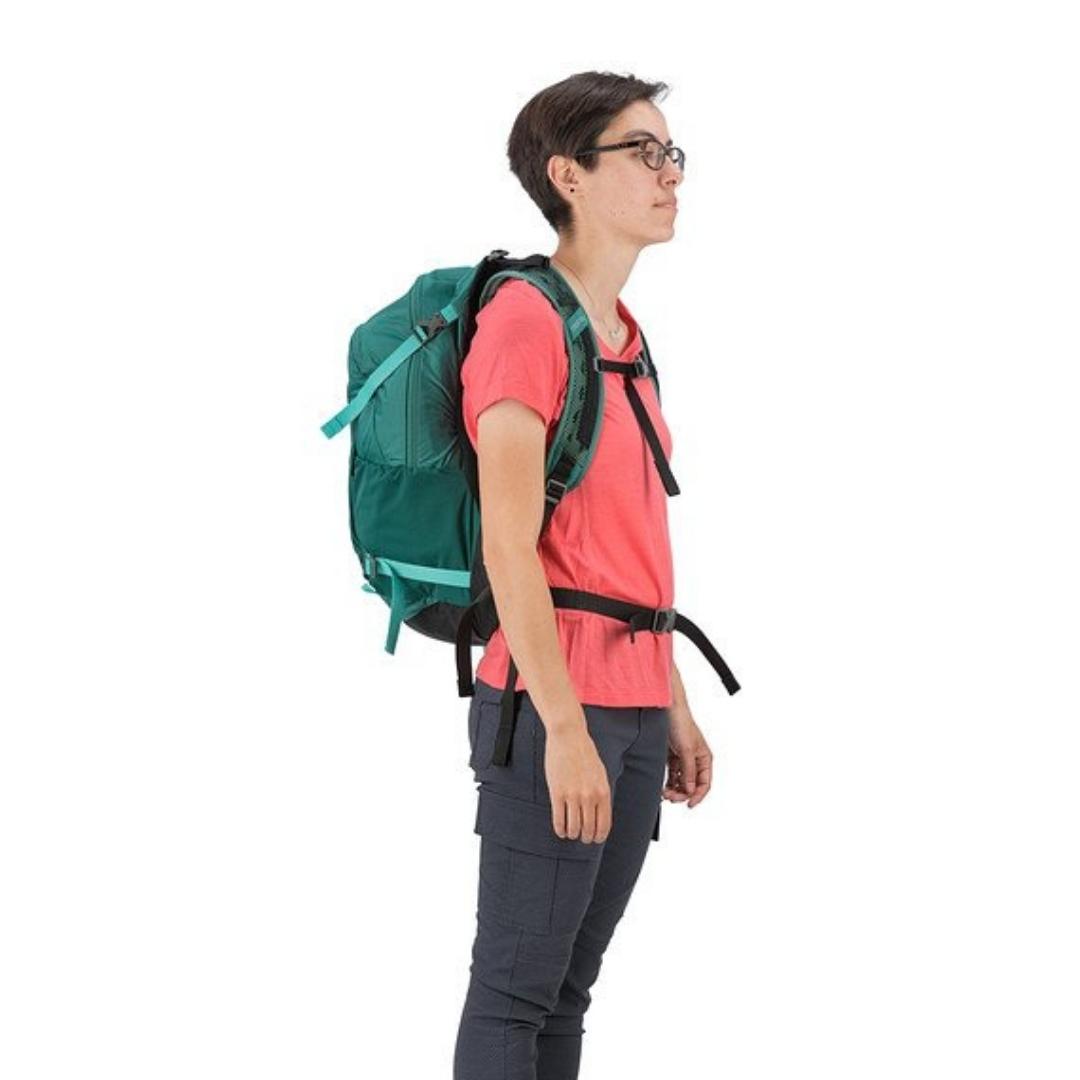 sac à dos osprey hikelite 26 couleur aloe green porté par une femme vue de profil