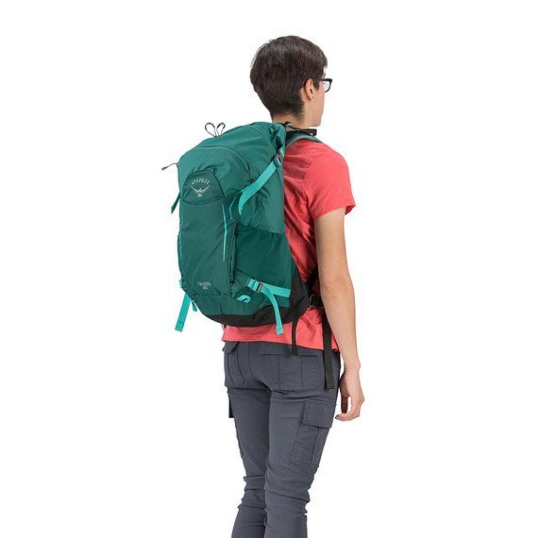 sac à dos osprey hikelite 26 couleur aloe green porté par une femme vue de dos