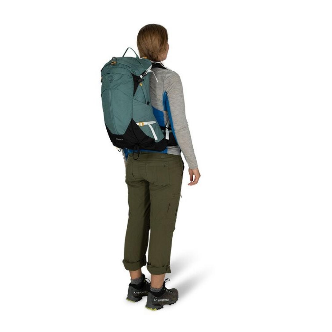 SAC À DOS OSPREY SIRRUS 24 POUR FEMME PORTÉ PAR UNE FEMME VUE DE DOS