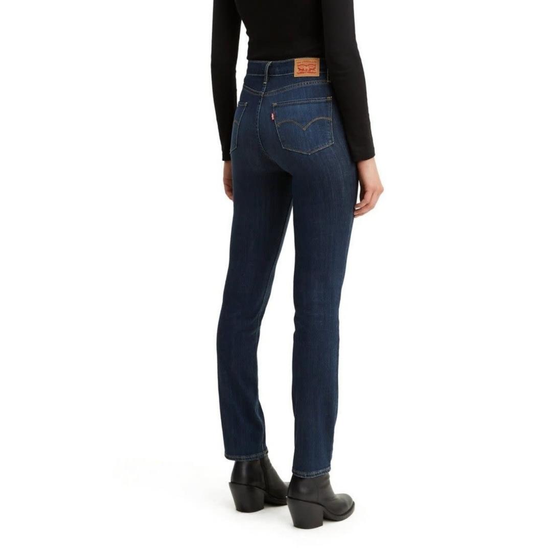 JEANS LEVI'S 728 HIGH RISE STRAITH POUR FEMME COULEUR 0048-CHELSEA CARBON GLOW PORTÉ PAR UNE FEMME VUE DE DOS D
