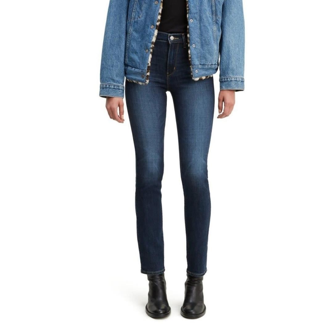 JEANS LEVI'S 728 HIGH RISE STRAITH POUR FEMME COULEUR 0048-CHELSEA CARBON GLOW PORTÉ PAR UNE FEMME VUE DE FACE DE LA TAILLE AUX PIEDS