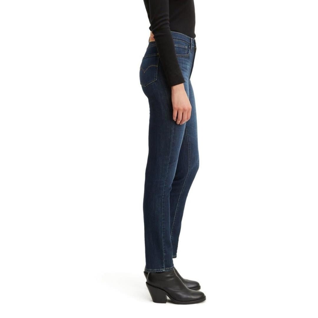 JEANS LEVI'S 728 HIGH RISE STRAITH POUR FEMME COULEUR 0048-CHELSEA CARBON GLOW PORTÉ PAR UNE FEMME VUE DE PROFIL DROIT DE LA TAILLE AUX PIEDS