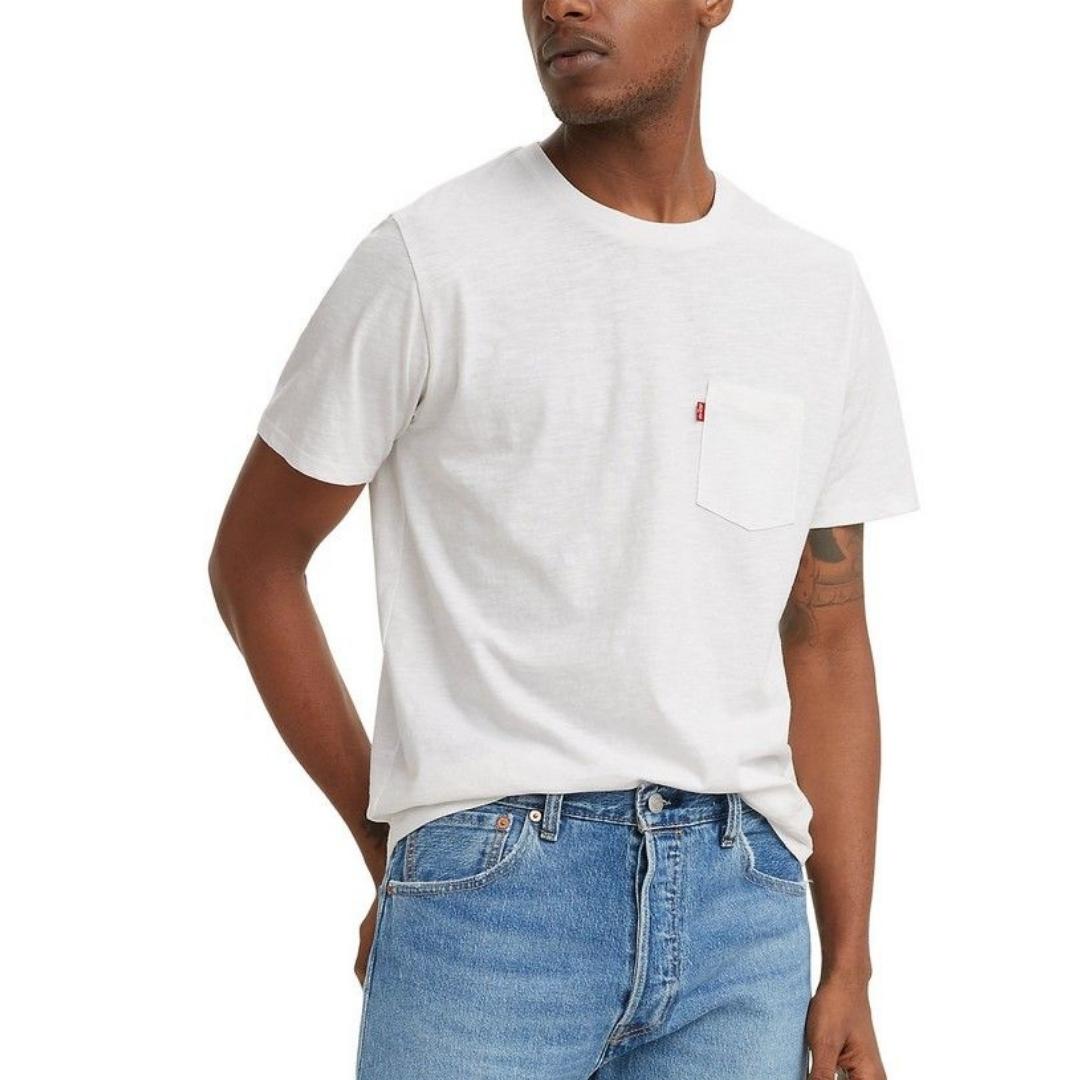 CHANDAIL À MANCHES COURTES LEVI'S CLASSIC POCKET TEE POUR HOMME COULEUR 0162-WHITE SLUB PORTÉ PAR UN HOMME VU DE FACE