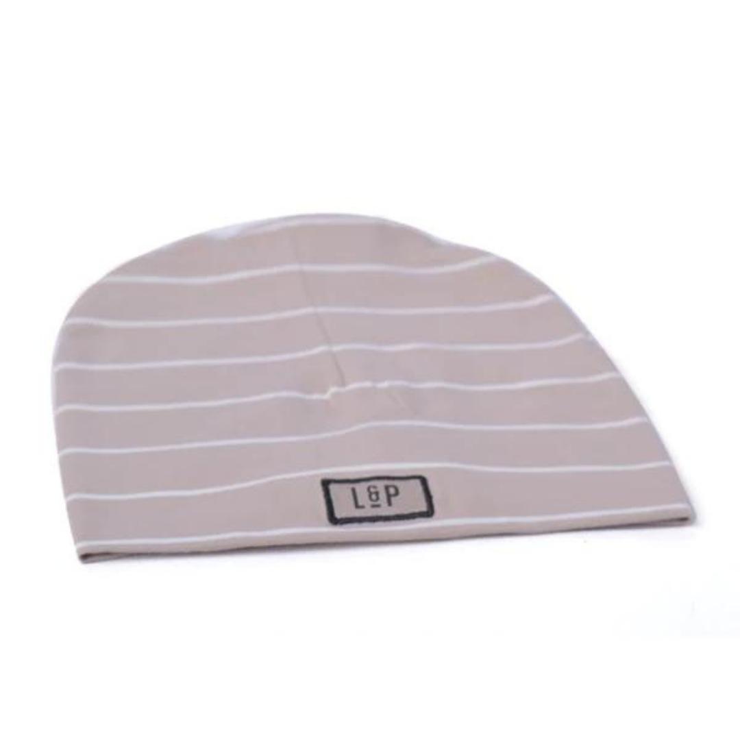TUQUE L & p APPAREL BOSTON EN COTON POUR BÉBÉ/ENFANT COULEUR GRIS : Gris Sable & Crème VUE DE FACE TUQUE A PLAT ÉCUSSON VISIBLE