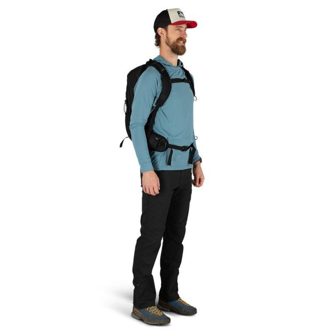 SAC À DOS OSPREY TALON 22 PORTÉ PAR UN HOMME VU DE FACE AVEC LES SANGLES ATTACHÉES