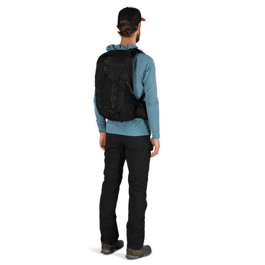 SAC À DOS OSPREY TALON 22 PORTÉ PAR UN HOMME VU DE DOS AVEC LE SAC