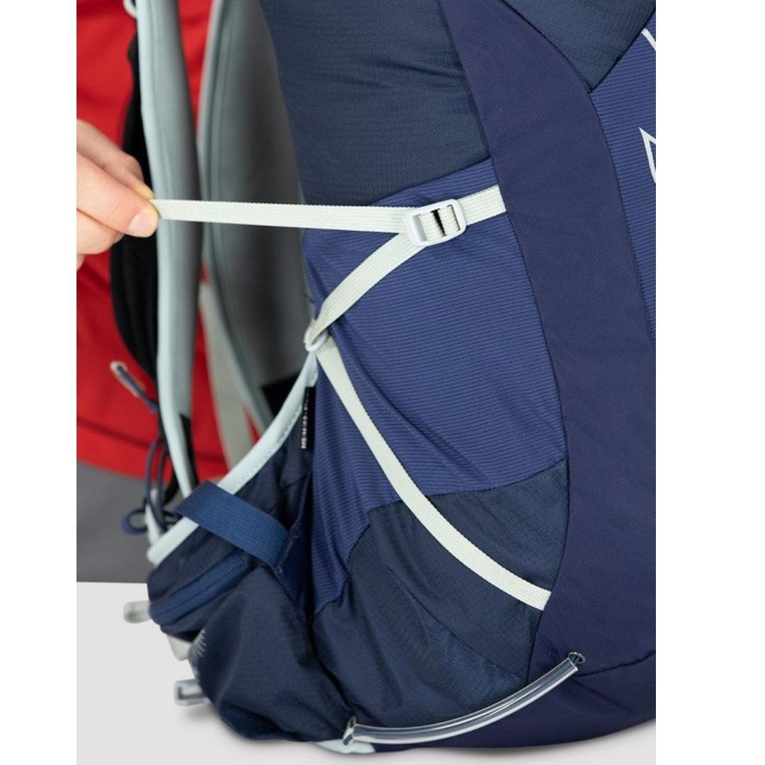 SAC À DOS OSPREY TALON 22 COULEUR CERAMIC BLUE GROS PLAN SUR LES SANGLES DE COMPRESSION
