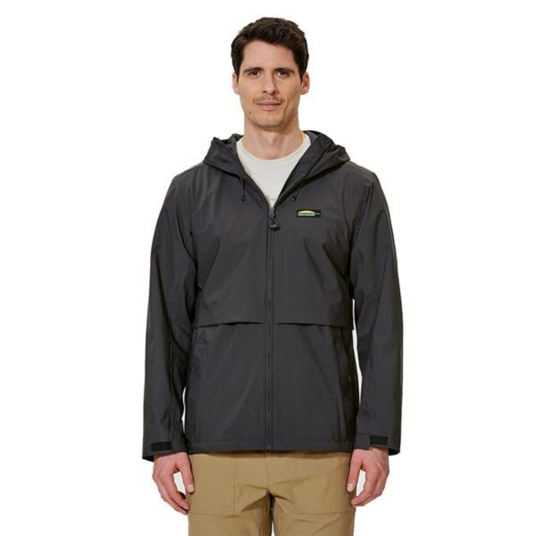 MANTEAU IMPERMÉABLE CHLOROPHYLLE STRATUS POUR HOMME COULEUR RAVEN PROTÉ PAR UN HOMME VU DE FACE DE LA TAILLE À LA TÊTE AVEC LE MANTEAU REFERMÉ