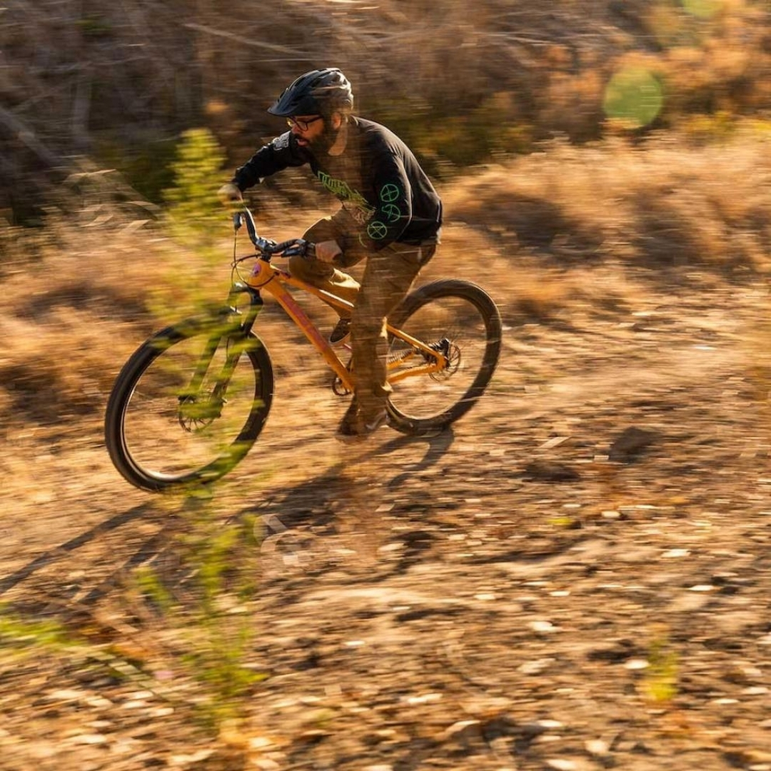 VÉLO DE MONTAGNE SANTA CRUZ CHAMELEON 8 AL MX D COULEUR GOLDEN YELLOW VUE D'UN HOMME QUI FAIT DU VÉLO DEHORS