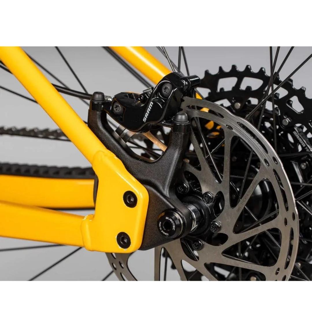 VÉLO DE MONTAGNE SANTA CRUZ CHAMELEON 8 AL MX D COULEUR GOLDEN YELLOW VUE EN GROS PLAN SUR LE DÉRAILLEUR