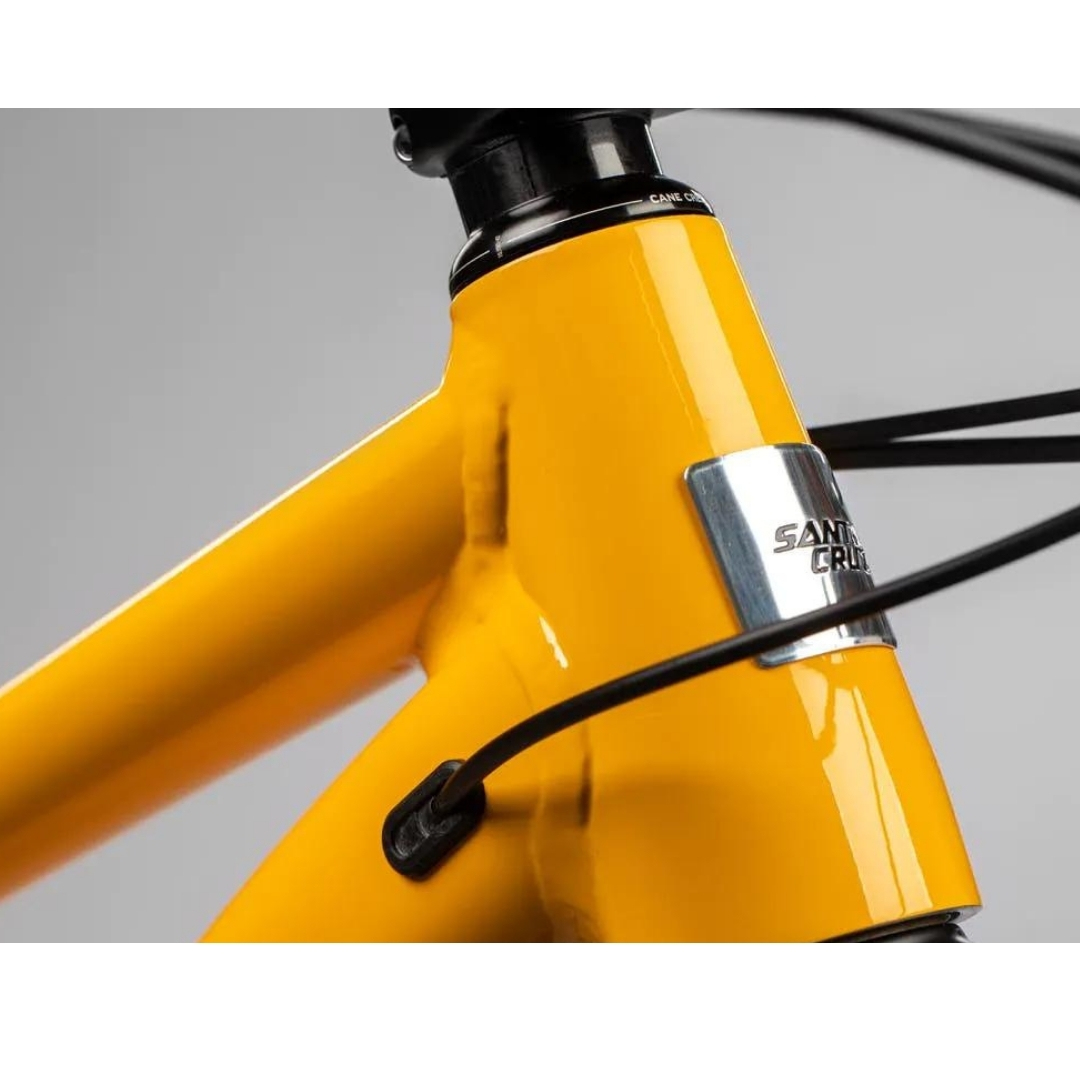 VÉLO DE MONTAGNE SANTA CRUZ CHAMELEON 8 AL MX D COULEUR GOLDEN YELLOW VUE EN GROS PLAN SUR LES CABLES INTÉGRÉS AU CADRE
