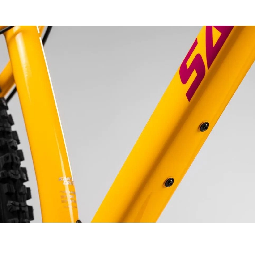 VÉLO DE MONTAGNE SANTA CRUZ CHAMELEON 8 AL MX D COULEUR GOLDEN YELLOW VUE DES MONTAGE PRÉVUS POUR LES BOUTEILLES D'EAU