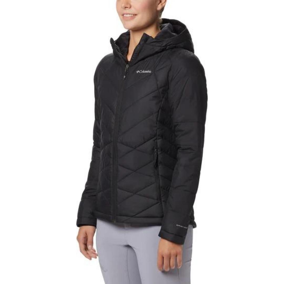 MANTEAU COLUMBIA HEAVENLY HOODED POUR FEMME COULEUR BLACK PORTÉ PAR UNE FEMME VUE DE PROFIL AVANT GAUCHE AVEC LE MANTEAU AU TISSU IMPERMÉABLE