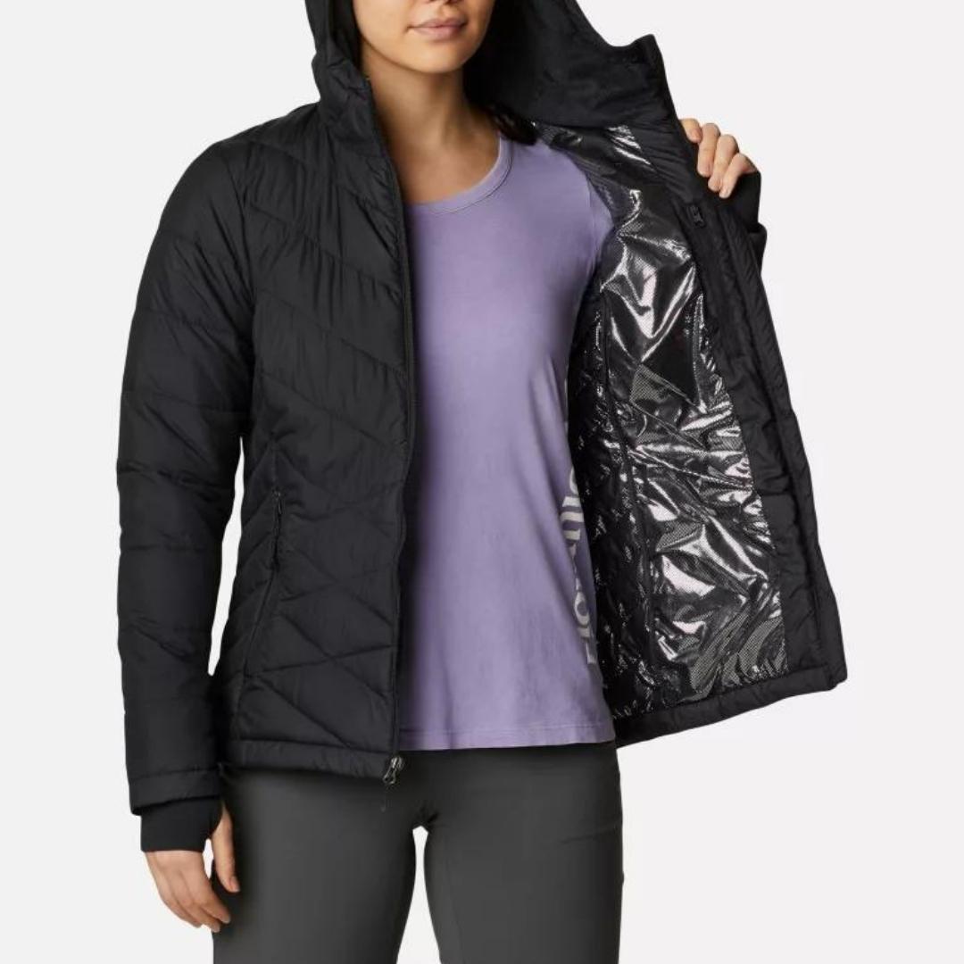 MANTEAU COLUMBIA HEAVENLY HOODED POUR FEMME COULEUR BLACK PORTÉ PAR UNE FEMME VUE DE FACE AVEC LE MANTEAU OUVERT ELLE MONTRE L'INTÉRIEUR DU MANTEAU