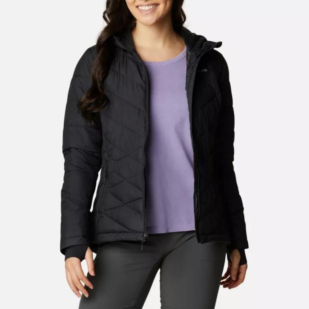 MANTEAU COLUMBIA HEAVENLY HOODED POUR FEMME COULEUR BLACK PORTÉ PAR UNE FEMME VUE DE FACE AVEC LE MANTEAU OUVERT