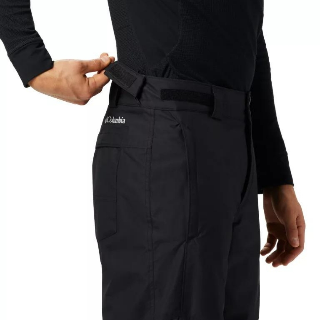 PANTALON DE NEIGE COLUMBIA BUGABOO IV POUR HOMME couleur black porté par un homme vu de la taille ajustable avec sangle à velcro