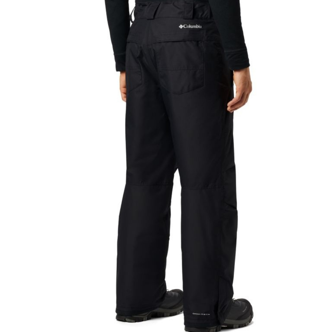 PANTALON DE NEIGE COLUMBIA BUGABOO IV POUR HOMME couleur black porté par un homme vu de dos logo columbia visible en haut à droite du
