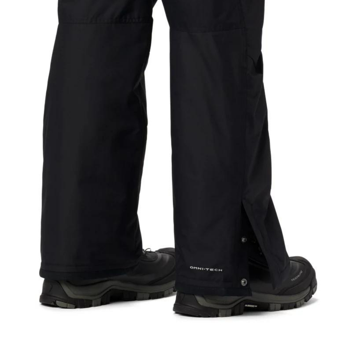 PANTALON DE NEIGE COLUMBIA BUGABOO IV POUR HOMME couleur black porté par un homme vu en gros plan sur le bas du pantalon le gousset est ouvert