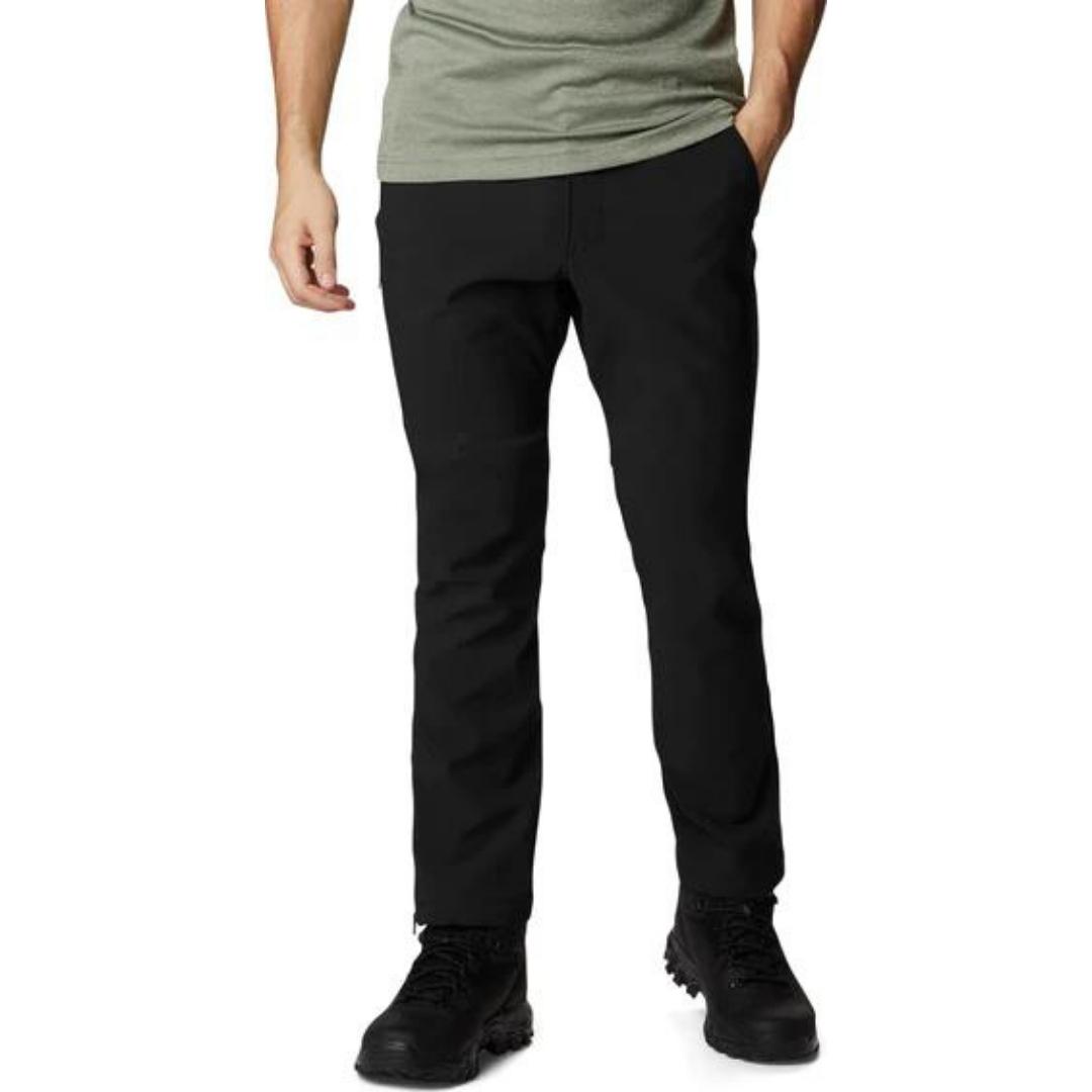 PANTALON D'EXTÉRIEUR COLUMBIA PASSO ALTO III HEAT POUR HOMME couleur black porté par un homme ve de face de la taille aux pieds avec le pantalon d'hiver et une main dans une de poches à main