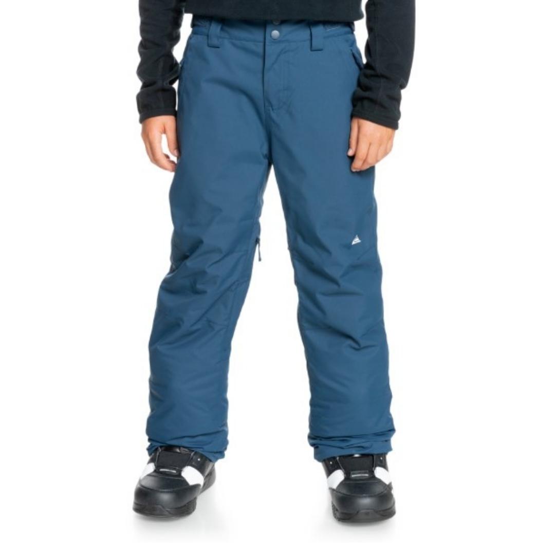 PANTALON DE NEIGE QUIKSILVER ESTATE POUR GARÇON COULEUR INSIGNIA BLUE PORTÉ PAR UN GARÇON VU DE FACE AVEC LE PANTALON A BOUTON PRESSION