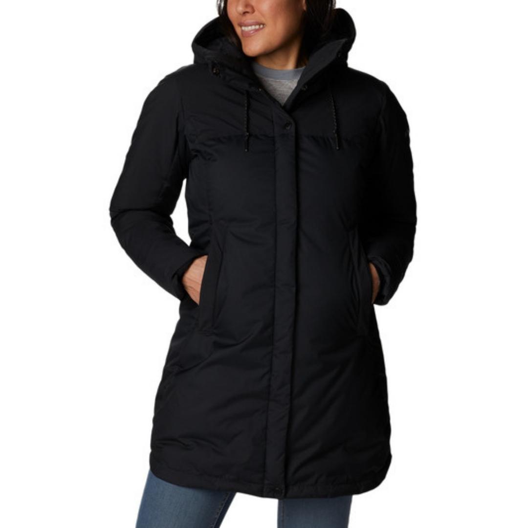 MANTEAU ISOLÉ COLUMBIA MOUNTAIN CROO II MID DOWN POUR FEMME COULEUR 010-BLACK VU DU MANTEAU NOIR PORTÉ PAR UNE FEMME VUE DE FACE AVEC LES MAINS DANS LES POCHES LATÉRALES