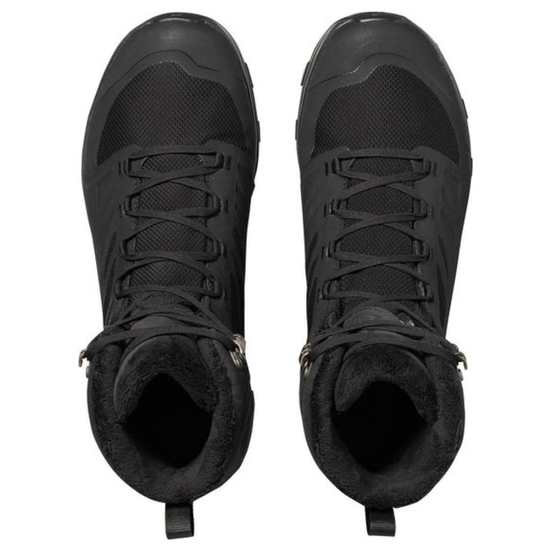 BOTTTE D'HIVER SALOMON OUTBLAST TS CSWP POUR HOMME COULEUR BLACK/BLACK/BLACK VUE DES DEUX BOTTES CÔTE À CÔTE DU DESSUS DES BOTTES À LACETS