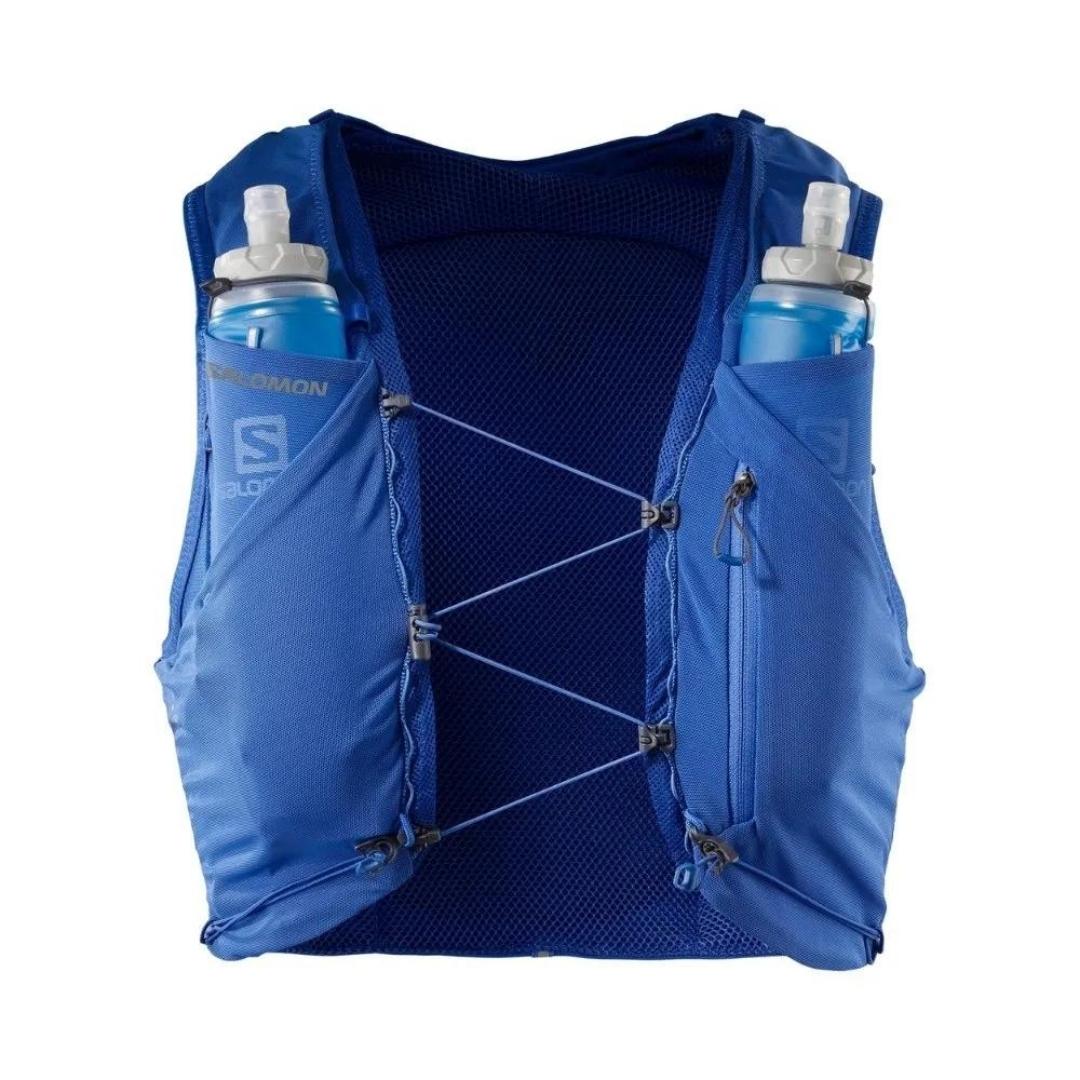 VESTE D'HYDRATATION SALOMON ADV SKIN 5 AVEC BOUTEILLES POUR HOMME couleur NAUTICAL BLUE / EBONY / WHITE veste vue de face avec les deux bouteilles souples incluese