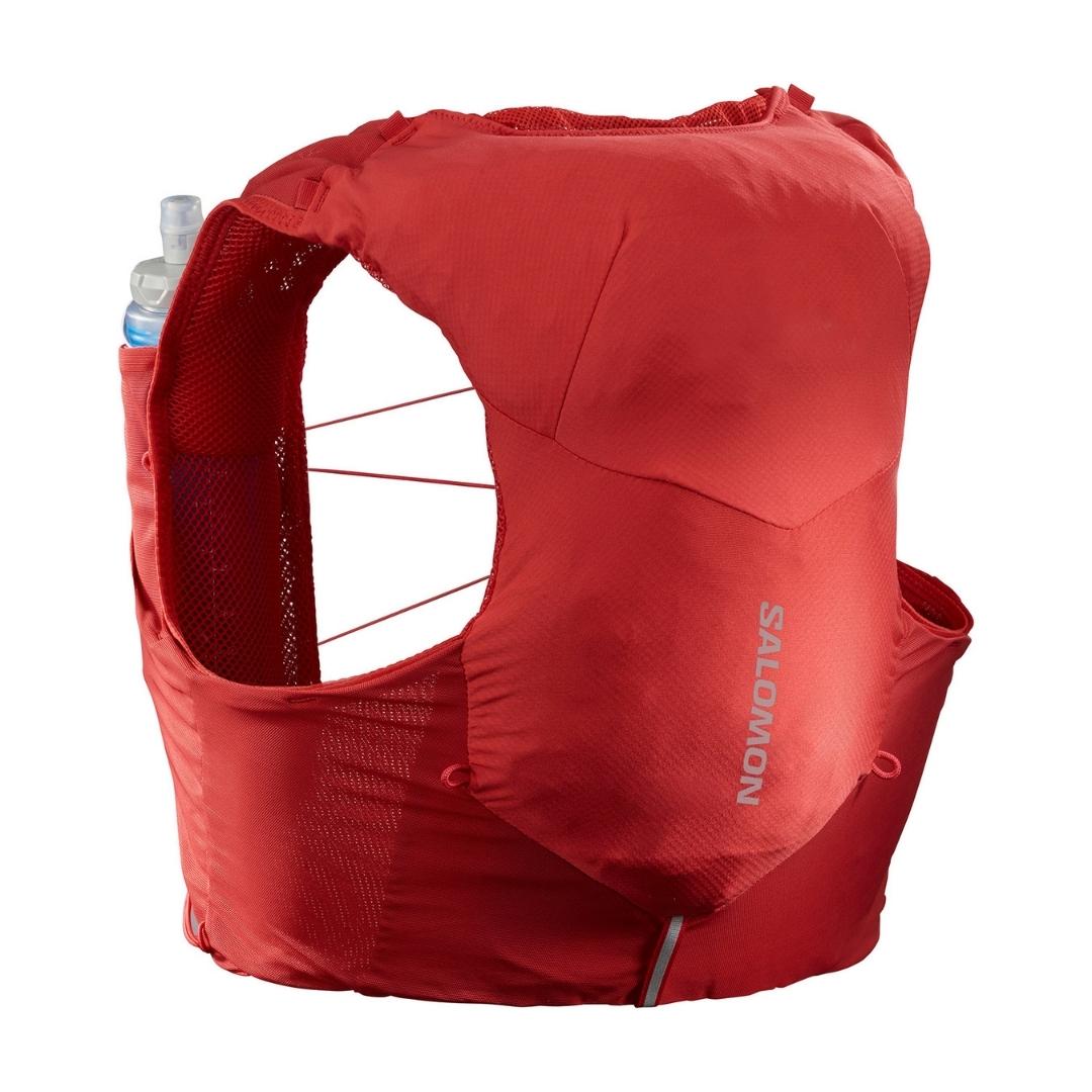 VESTE D'HYDRATATION SALOMON ADV SKIN 5 AVEC BOUTEILLES POUR HOMME couleur GOJI BERRY / EBONy vue de dos de la veste avec nom SALOMON réfléchissant apparent au centre du dos