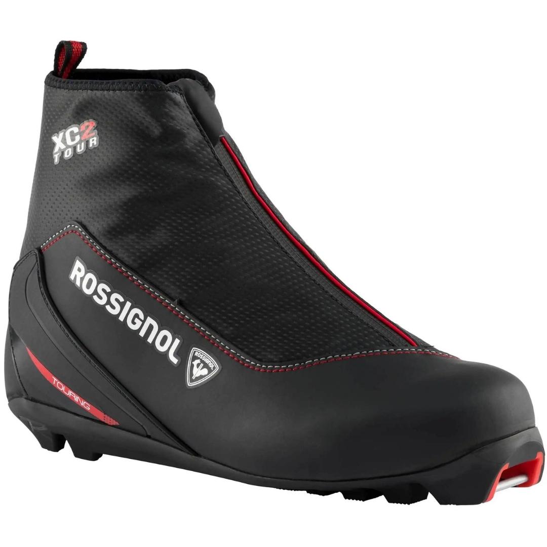 BOTTE DE SKI DE FOND ROSSIGNOL XC-2 POUR HOMME VU DU PROFIL AVANT/DROIT DE LA BOTTE DROITE AVEC XC2 TOUR INSCRIT SUR LE HAUT DE LA BOTTE AU NIVEAU DE LA CHEVILLE