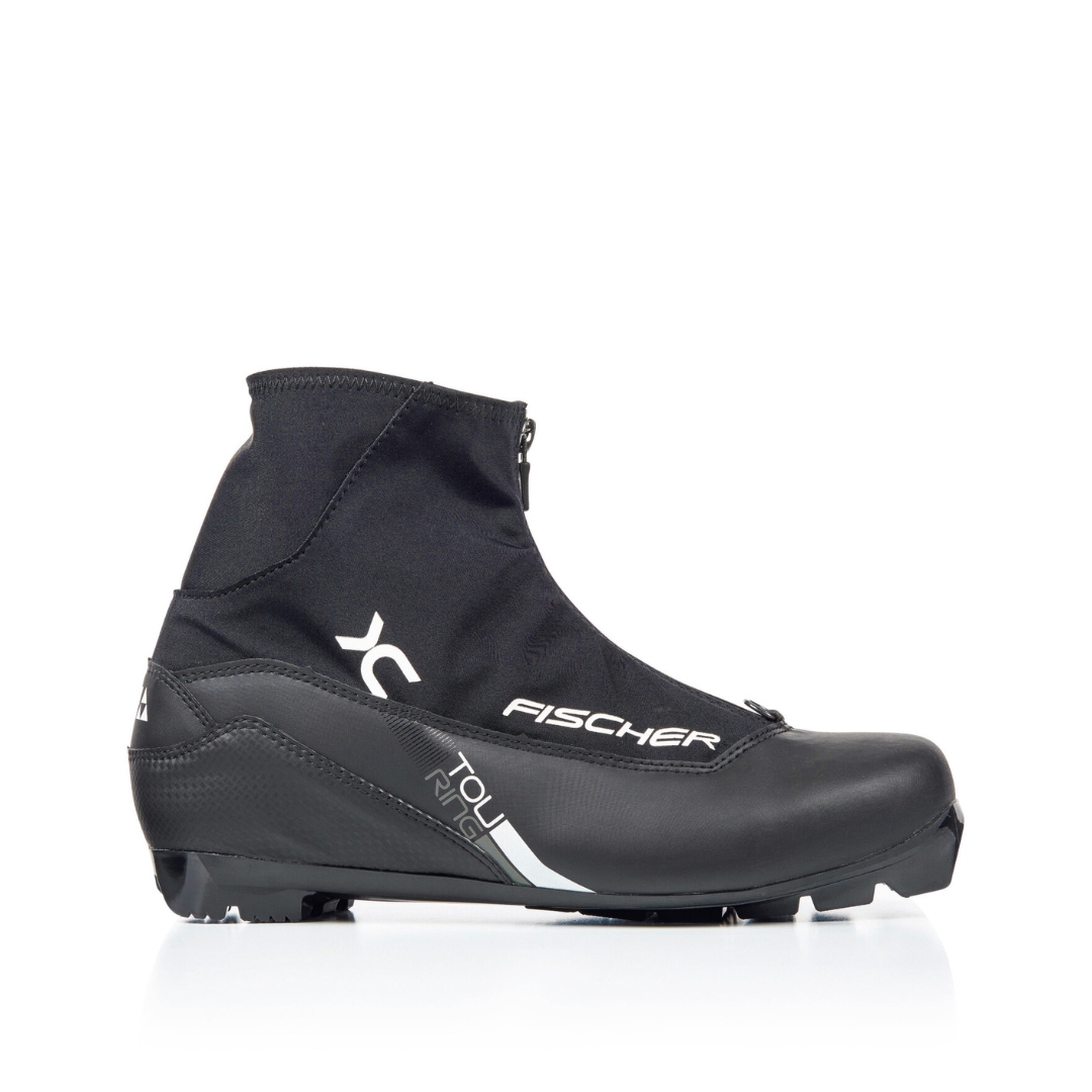 BOTTE DE SKI DE FOND FISCHER XC TOURING vue du profil droit de la botte droite avec XC, fischer et touring écrit en blanc sur fond noir