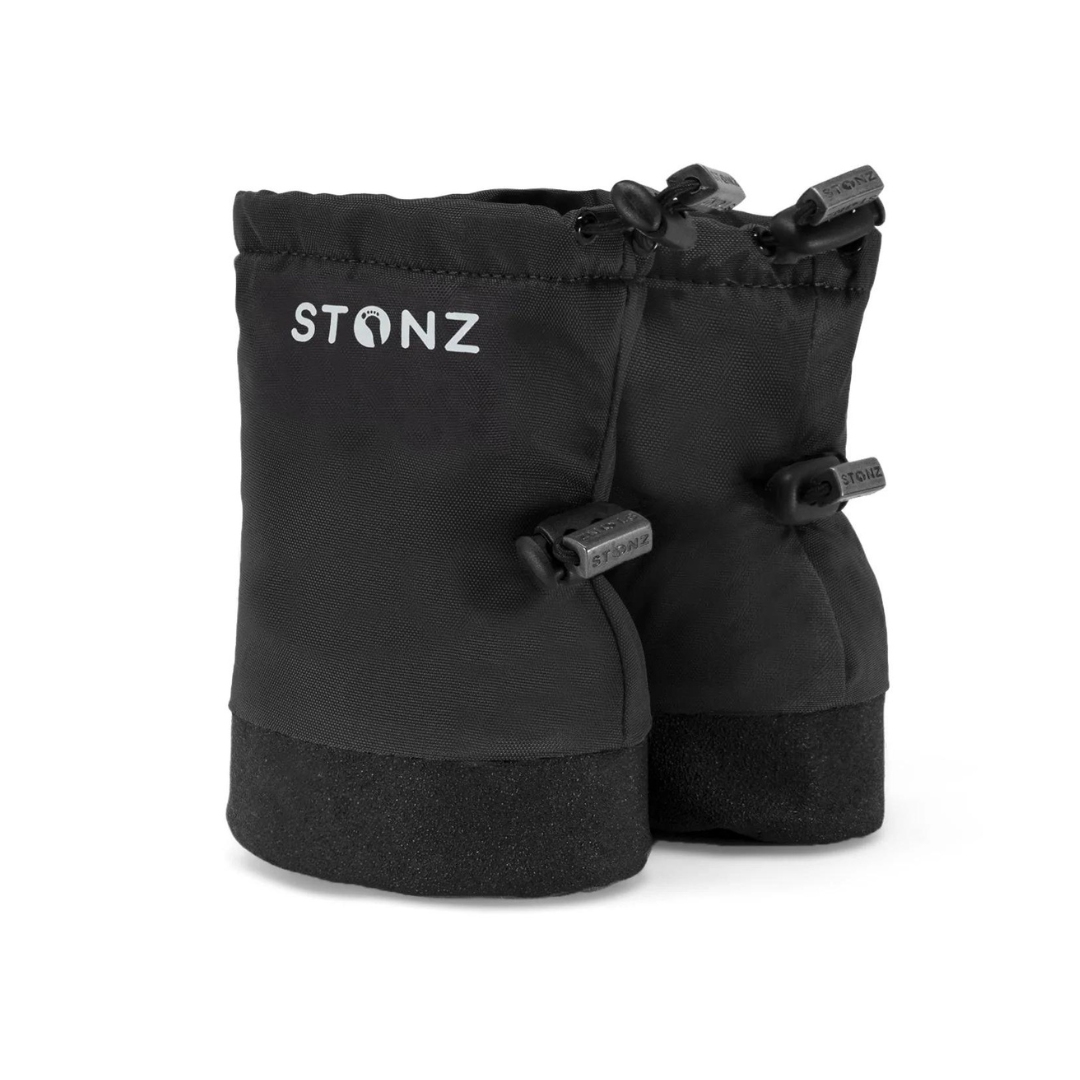 BOTTES POUR BÉBÉ STONZ BABY BOOTIES couleur noir vue des deux bottes cote à cote de profil droit avec le nom stonz écrit en blanc sur la botte noir au haut et boules de sangle d'ajustement visibles