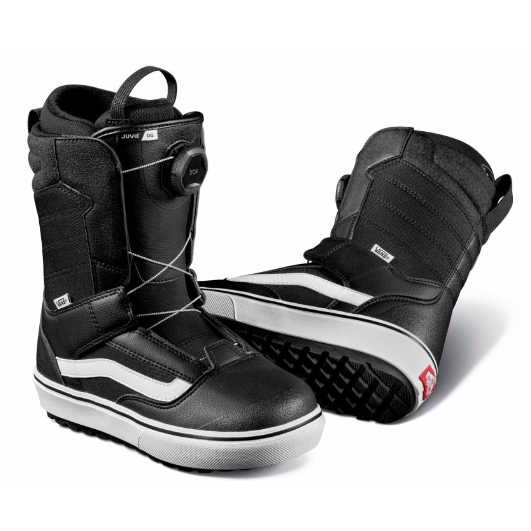 BOTTE DE PLANCHE À NEIGE VANS Y JUVIE OG POUR JEUNE COULEUR BLACK/WHITE VUE DES DEUX BOTTES CELLE DROITE DE PROFIL DROIT ET CELLE DE GAUCHE DONT ON VOIT LA SEMELLE D,USURE