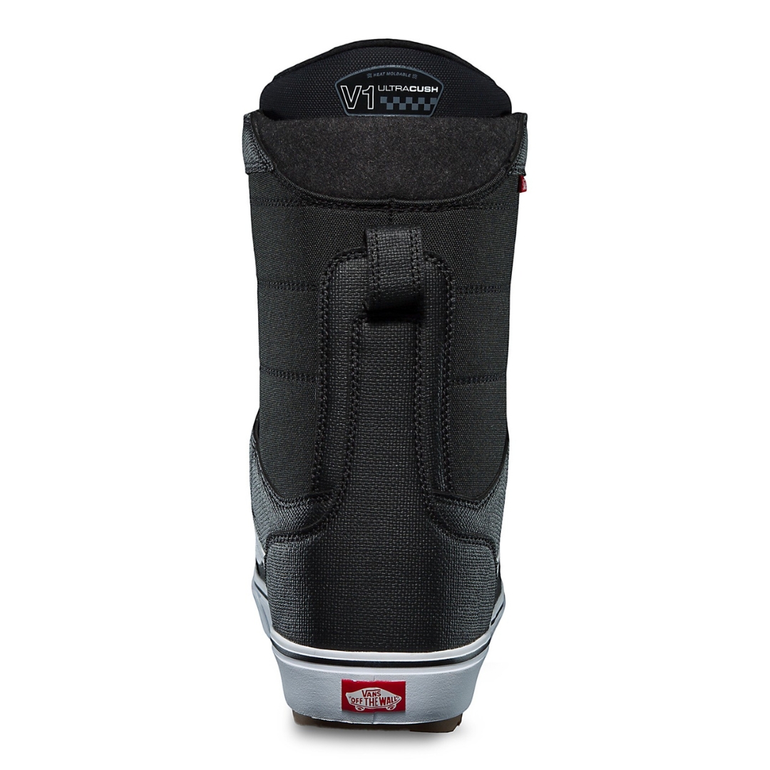BOTTE DE PLANCHE À NEIGE VANS M HI-STANDARD OG POUR HOMME COULEUR BLACK/WHITE VUE DE L'ARRIÈRE DE LA BOTTE AVEC LOGO VANS EN ROUGE SUR LE COTÉ DE LA SEMELLE D'USURE BLANCHE